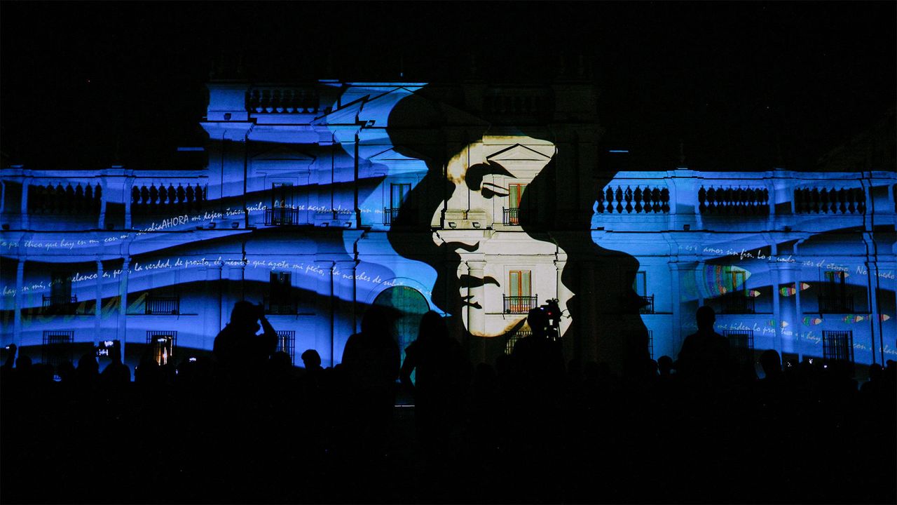 Projektion eines Porträts des Dichters Pablo Neruda auf einer Fassade in Santiago, Chile