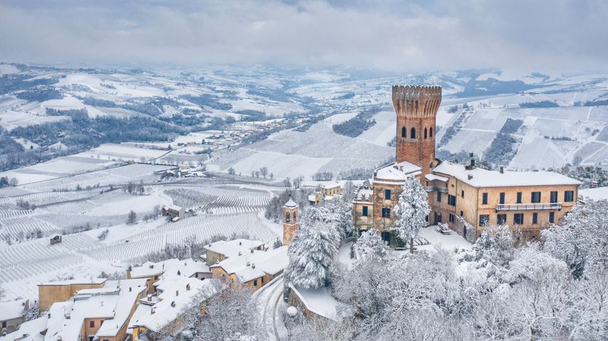 Il castello di Cigognola immerso nella neve, Pavia