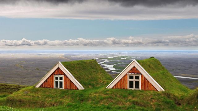 Traditionelle Grassodenhäuser bei Skaftafell, Vatnajökull-Nationalpark, Island