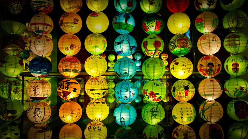 为庆祝中秋而摆放的灯笼，新加坡