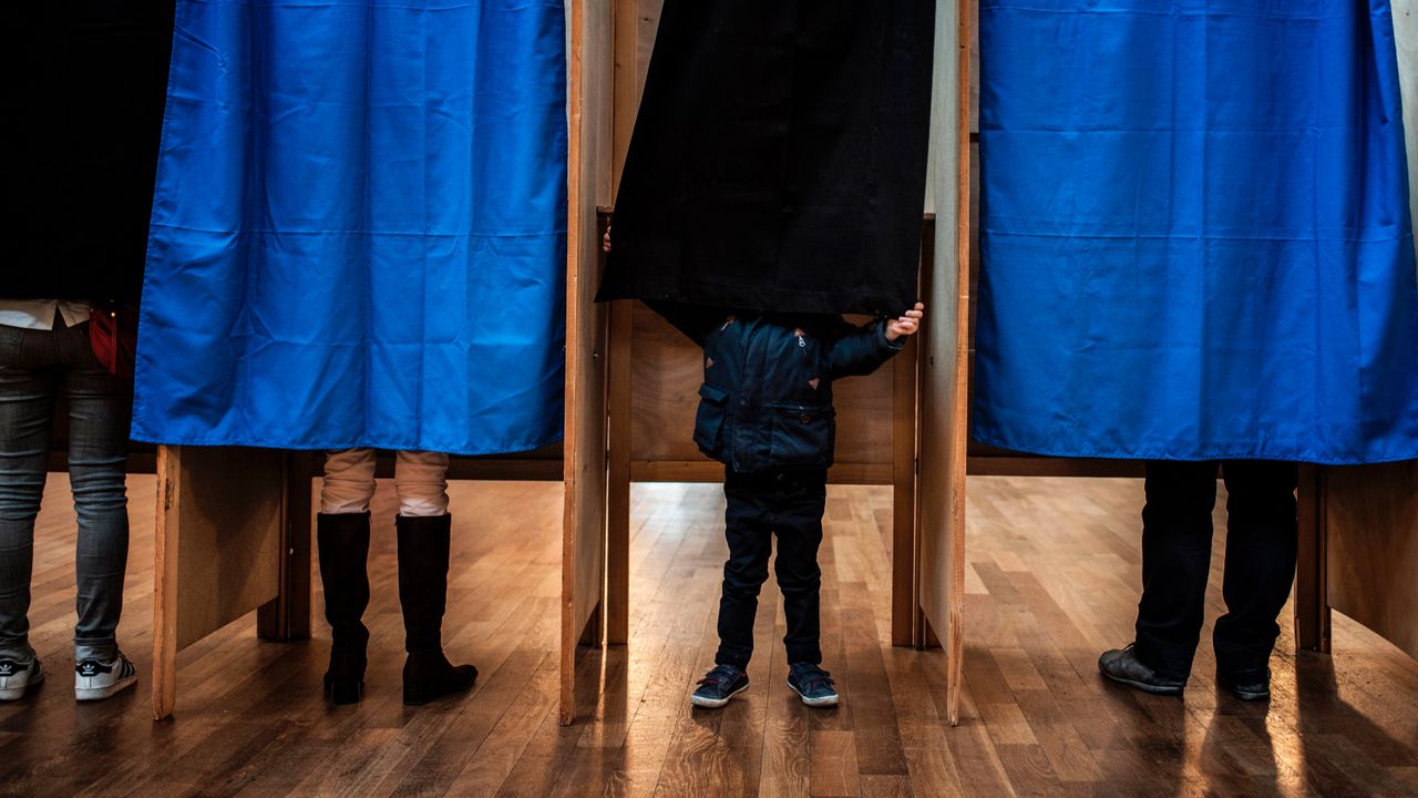 Personnes dans un bureau de vote à Lyon pour le premier tour de la présidentielle, le 23 avril 2017