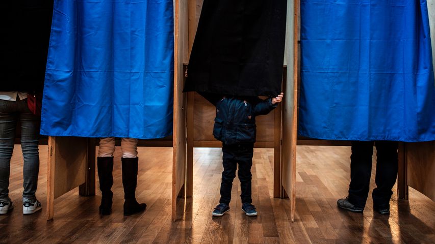 Personnes dans un bureau de vote à Lyon pour le premier tour de la présidentielle, le 23 avril 2017