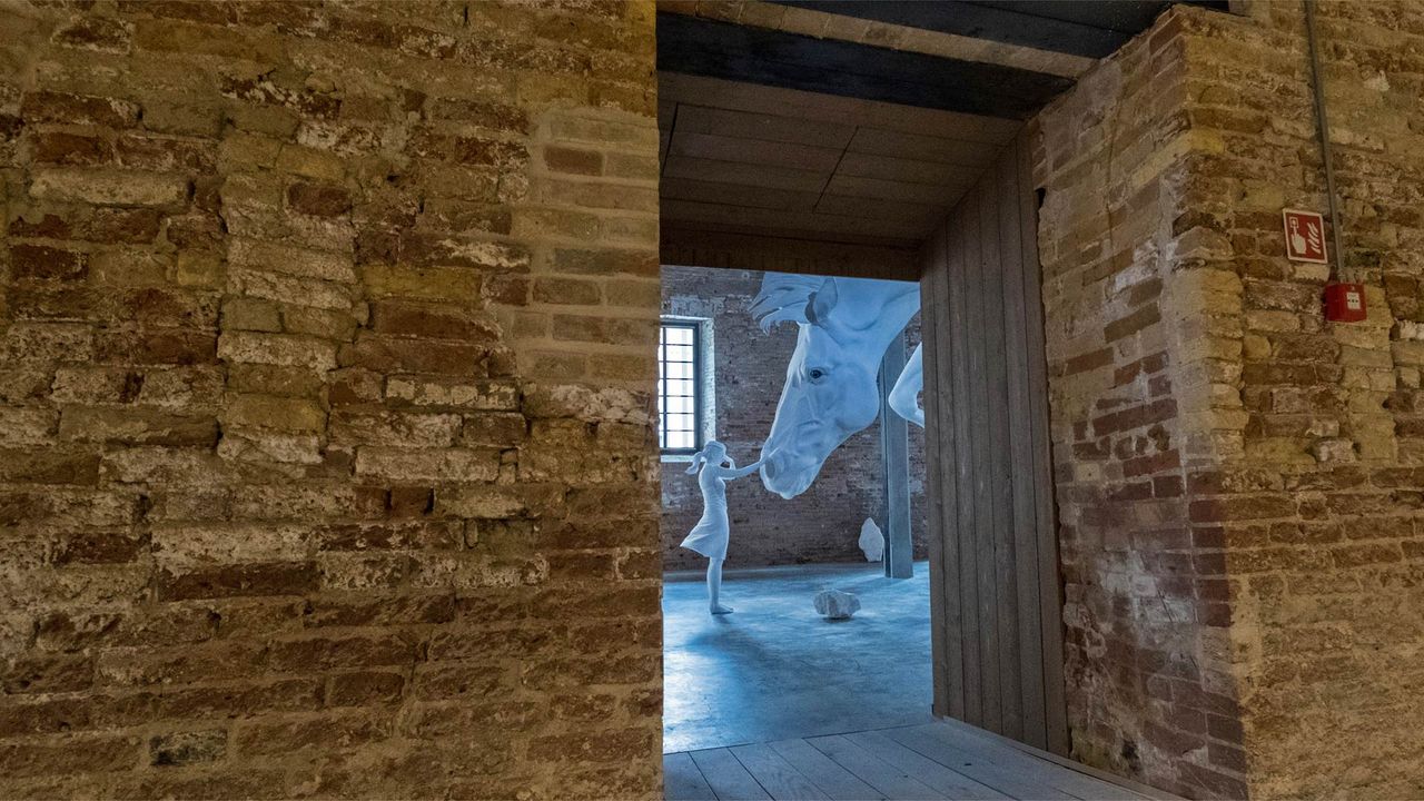 L’oeuvre “Le problème du cheval” de Claudia Fontes, Venise, Italie