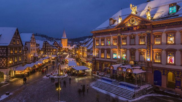 Adventsmarkt und Adventskalenderhaus in Gengenbach, Schwarzwald, Baden-Württemberg, Deutschland