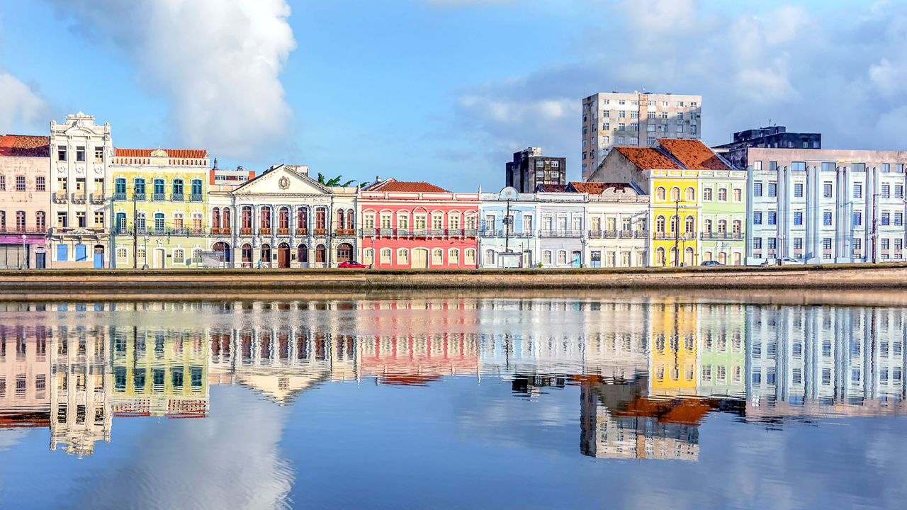 A bela Rua da Aurora, no Recife, Pernambuco