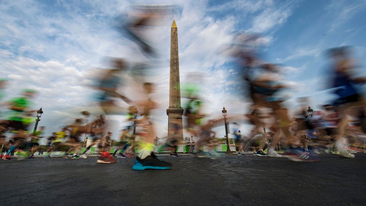 Des coureurs passent devant l’Obélisque place de la Concorde pendant le 42ème marathon de Paris en avril 2018