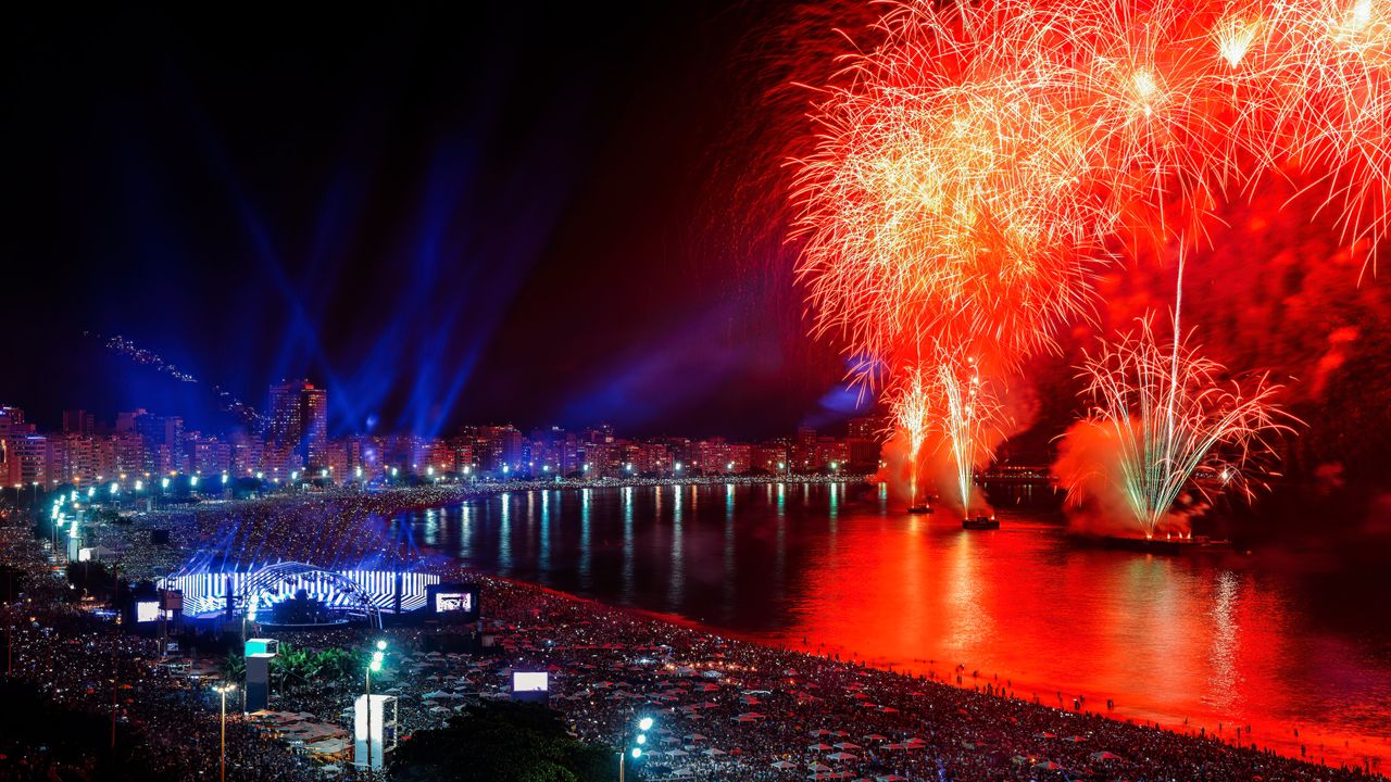 Fogos de artifício na praia de Copacabana, Rio de Janeiro