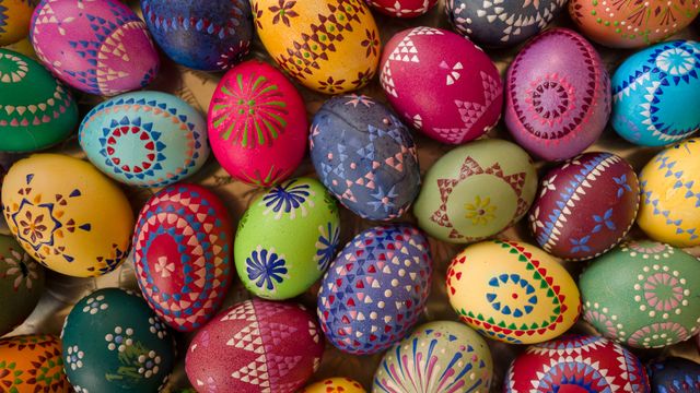 Bunt bemalte sorbische Ostereier aus Deutschland