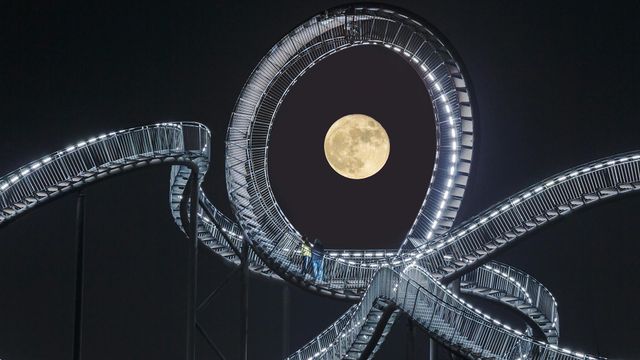 Vollmond über der „Tiger and Turtle – Magic Mountain“-Landmarke im Angerpark, Duisburg, Nordrhein-Westfalen
