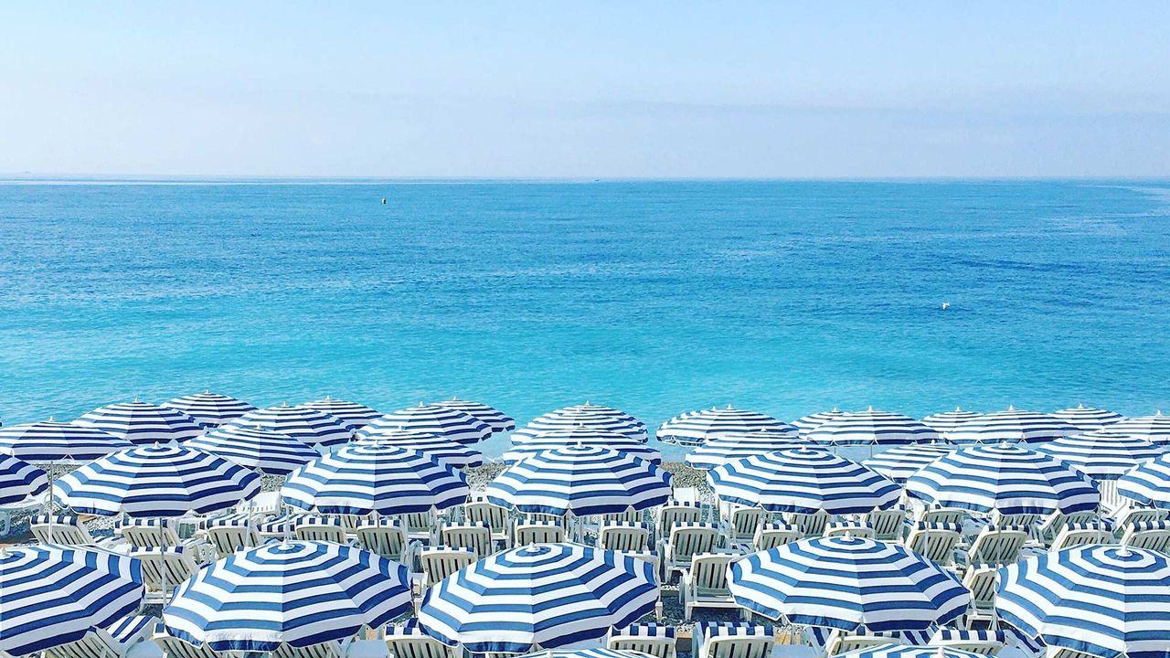 Parasols et chaises longues sur une plage, Côte d’Azur, Nice
