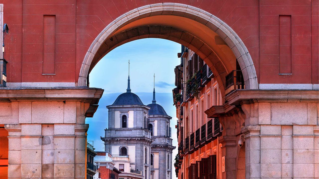 Colegiata de San Isidro desde la Plaza Mayor de Madrid, España