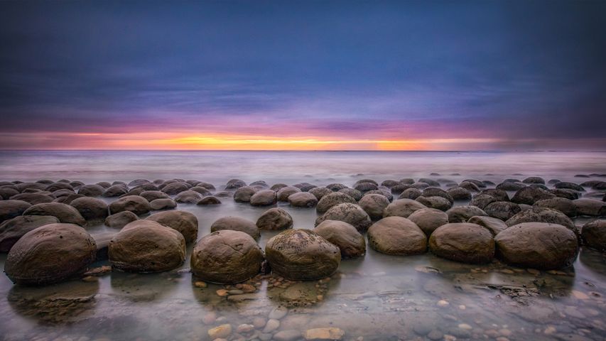 Pôr do sol em Praia das Bolas de Boliche, Condado de Mendocino, Califórnia, EUA