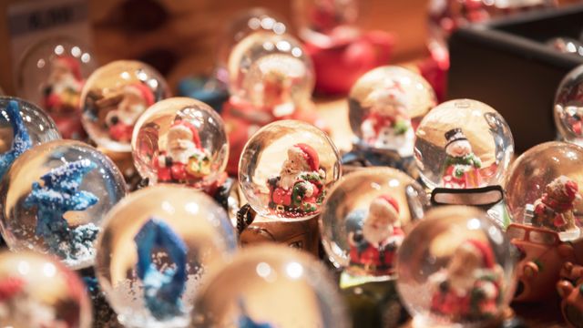 Schneekugeln auf einem Weihnachtsmarkt in Heidelberg, Baden-Württemberg