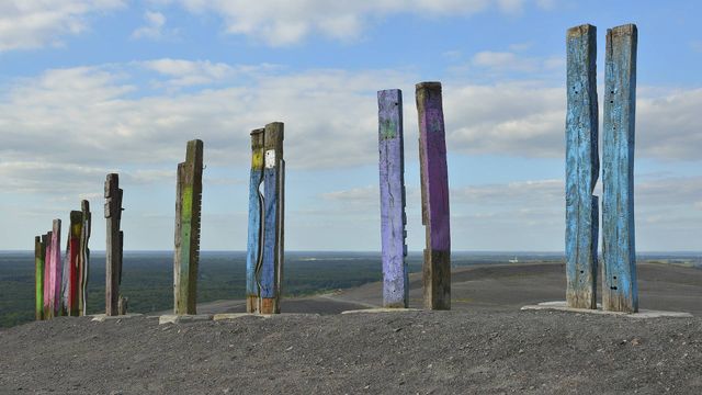 Installation „Totems“ auf der Halde Haniel, Bottrop, Ruhrgebiet, Nordrhein-Westfalen, Deutschland