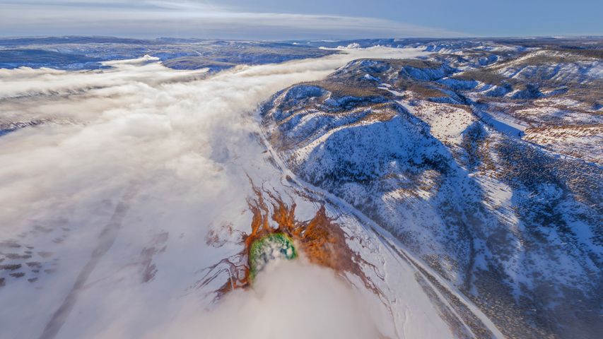 黄石国家公园的大棱镜泉鸟瞰图，美国怀俄明州