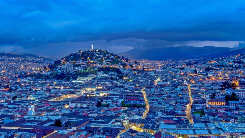 暮色中的面包山和老城区，厄瓜多尔基多