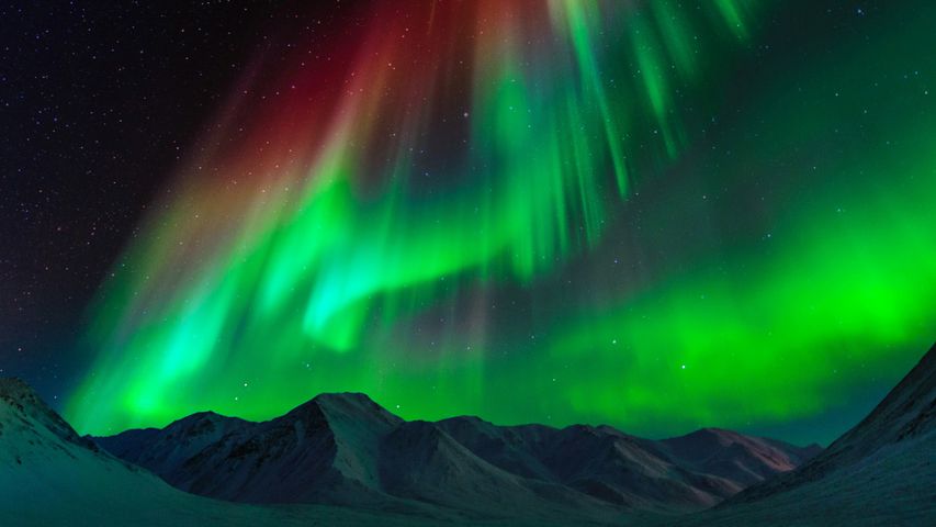 Polarlichter über der Brooks Range in Alaska, USA