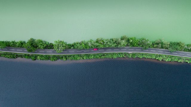 分隔两个湖泊的公路,苏格兰高地