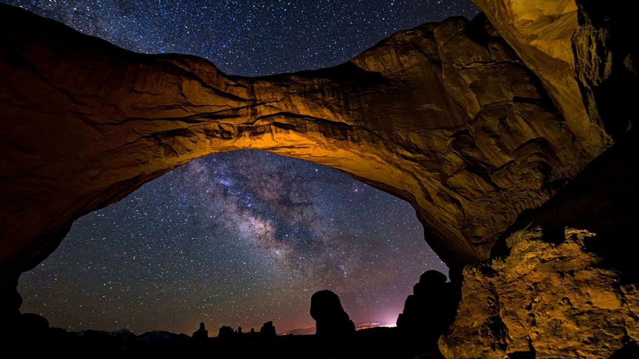 2,000 arches, infinite sky