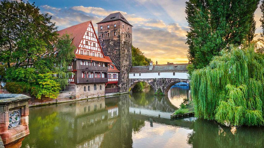 Weinstadel und Wasserturm am Ufer der Pegnitz, Nürnberg, Bayern, Deutschland