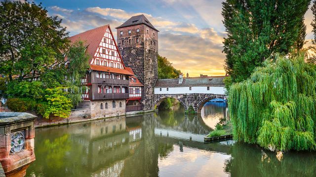 Weinstadel und Wasserturm am Ufer der Pegnitz, Nürnberg, Bayern, Deutschland