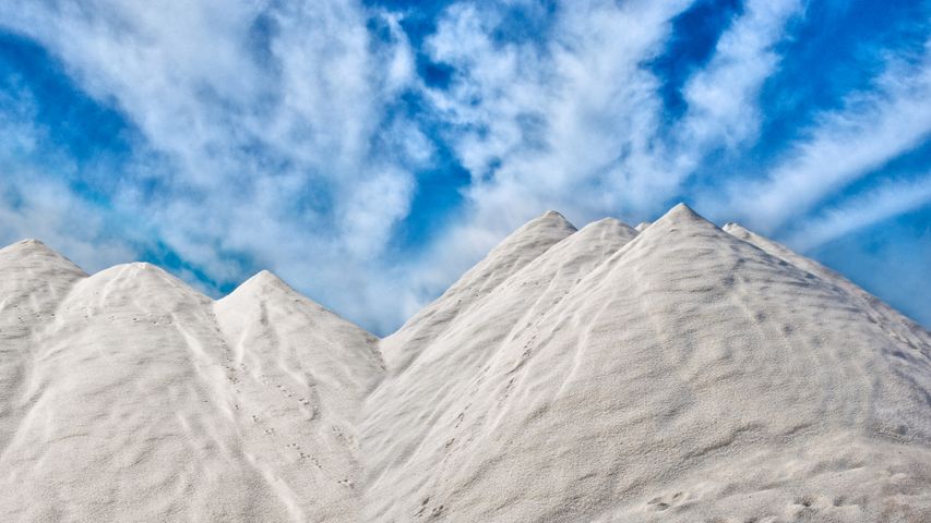 Dune di sale nelle saline, Sardegna, Italia