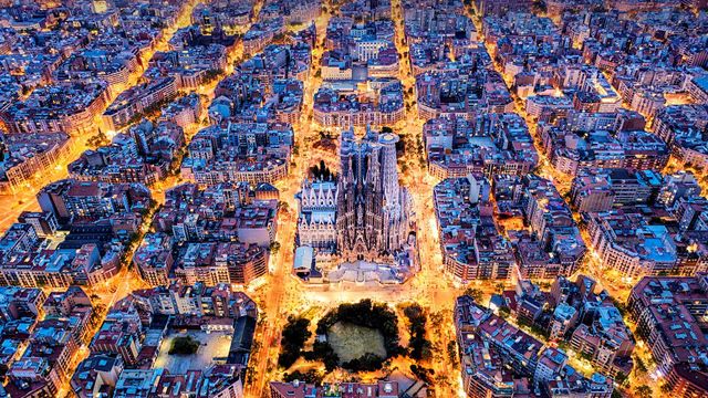 Vista aérea del barrio del Eixample alrededor de la Sagrada Familia, Barcelona