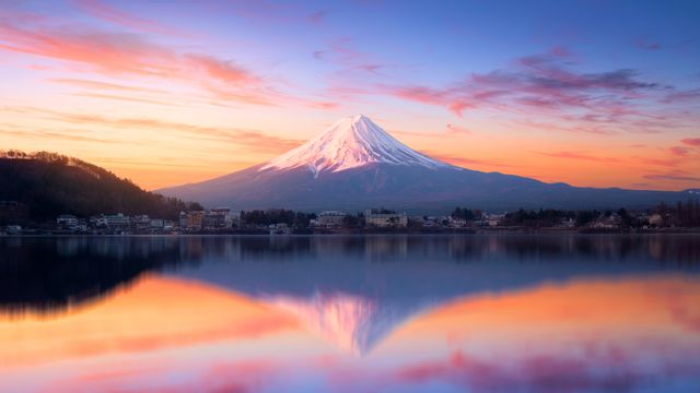 富士山になります。 Mount Fuji at sunrise, Lake Kawaguchi, Japan - Bing Gallery