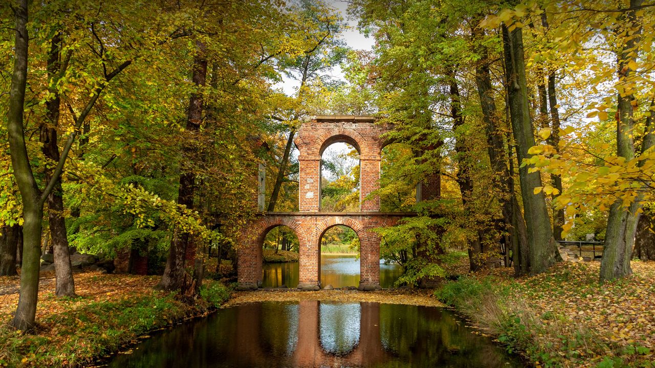 Aqueduc de style romain, parc d'Arkadia, Pologne
