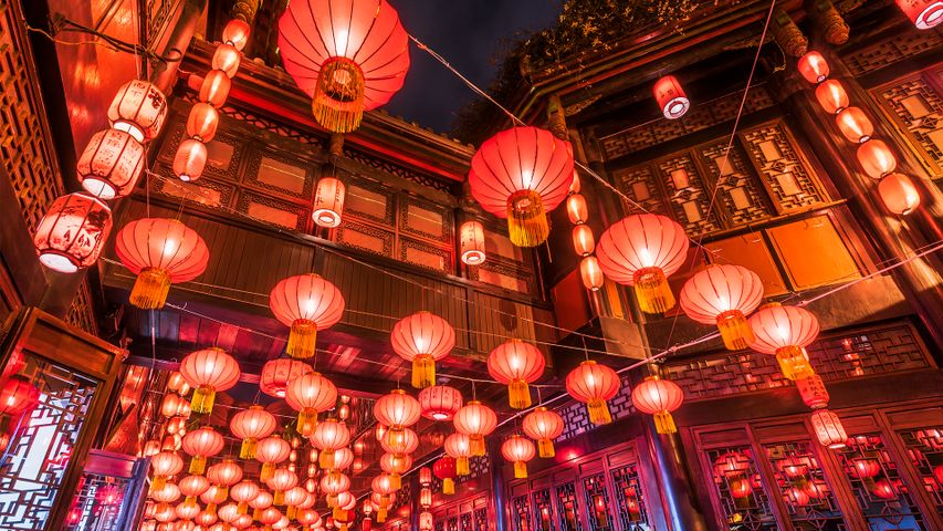 锦里街上悬挂的红色中国灯笼，成都，中国四川省