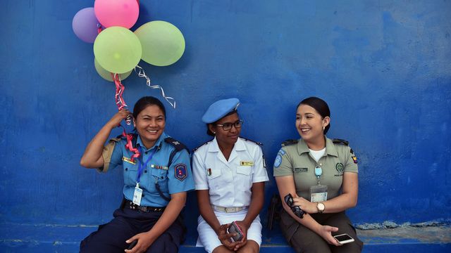 出席2016年国际妇女节庆祝仪式的联合国海地稳定特派团的女警察