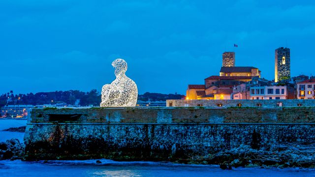 Sculpture créée par l'artiste Catalan Jaume Plensa intitulée "Nomade", vieille ville d'Antibes, Alpes-Maritimes
