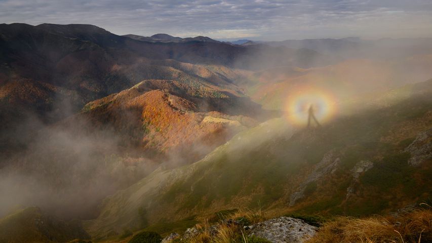 Espectro de Brocken en el Parque Nacional de los Balcanes Centrales, Bulgaria