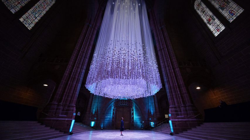 L’installation 'Peace Doves’ par l’artiste Peter Walker, Cathédrale de Liverpool, Angleterre