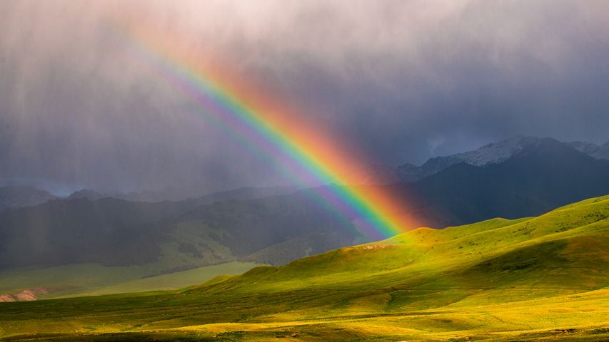 Um arco-íris no distrito de At-Bashy, montanhas Kakshaal Too, província de Naryn, Quirguistão