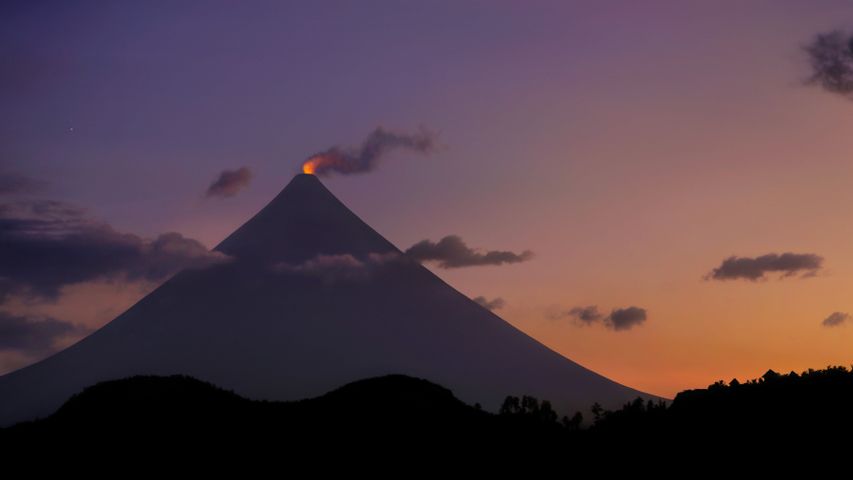 菲律宾马荣山的火山口冒烟