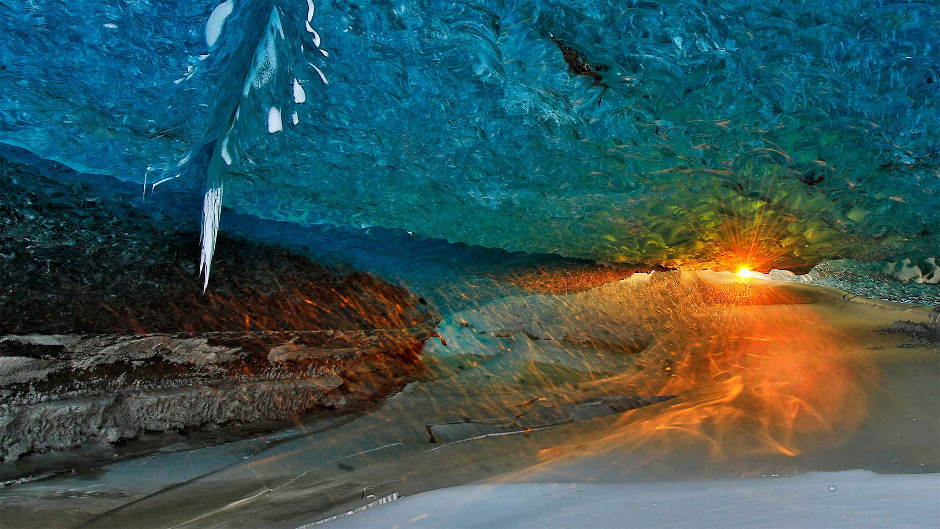 氷の洞窟から見た夕日 アイスランド ヴァトナヨークトル氷河 Bing Photo
