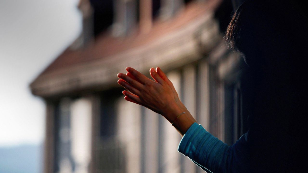 Aplausos de agradecimiento a las ocho de la tarde en un barrio de A Coruña