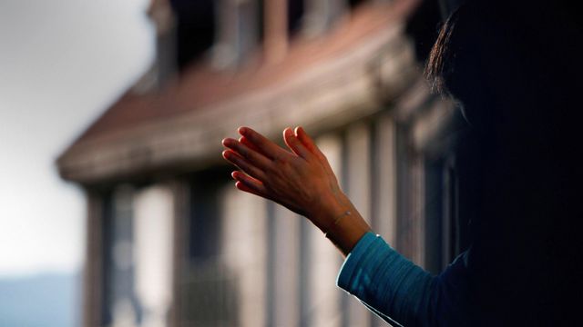 Aplausos de agradecimiento a las ocho de la tarde en un barrio de A Coruña