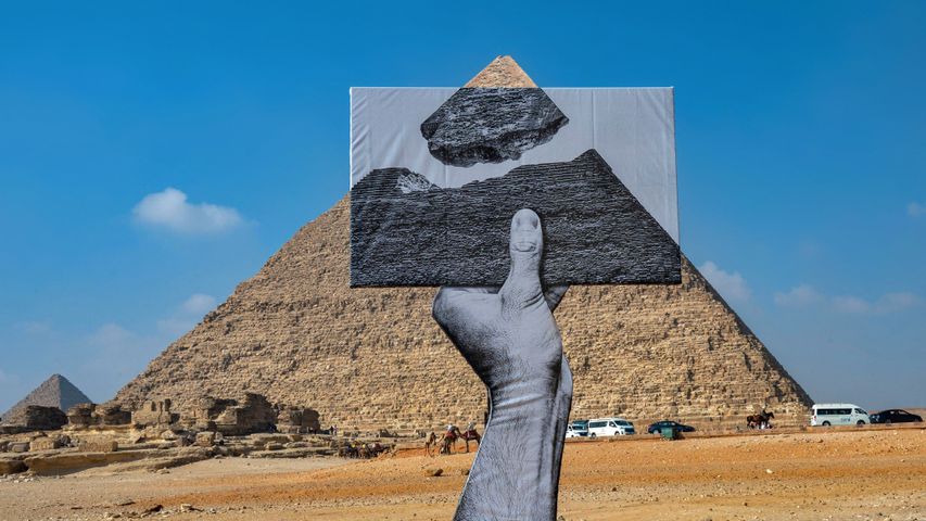 „Greetings From Giza“ von JR, in Kairo, Ägypten