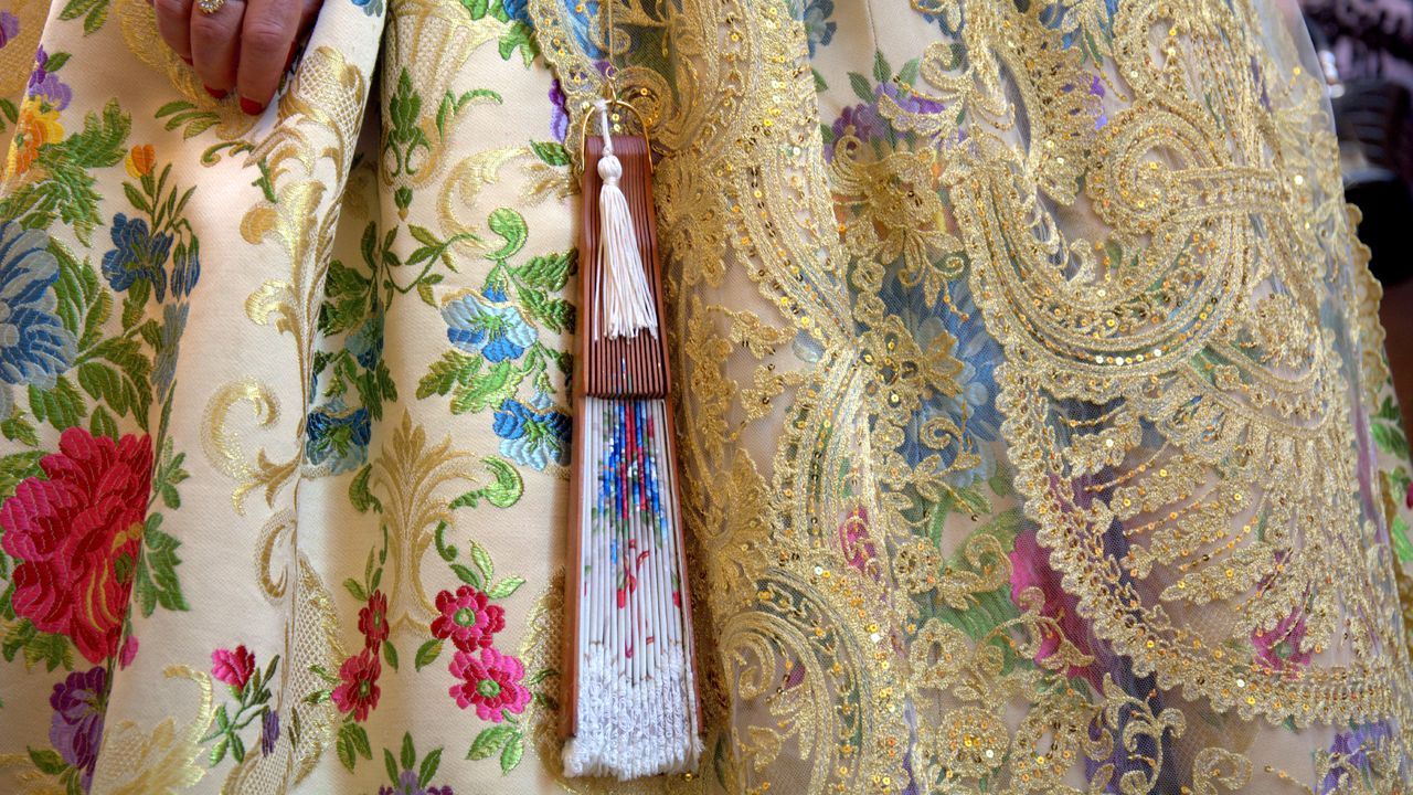 Traje típico de fallera en las Fallas de Valencia, España