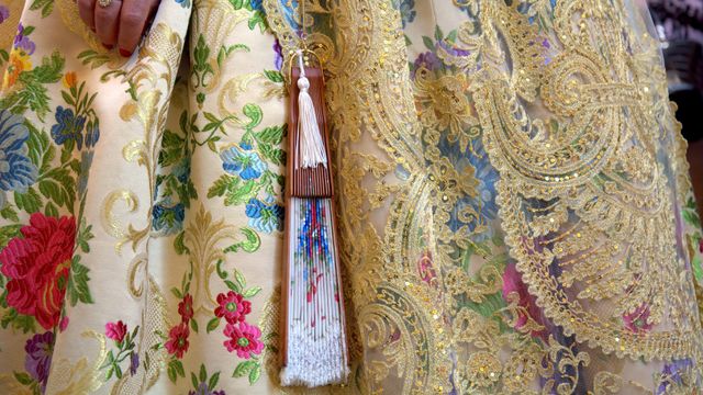 Traje típico de fallera en las Fallas de Valencia, España