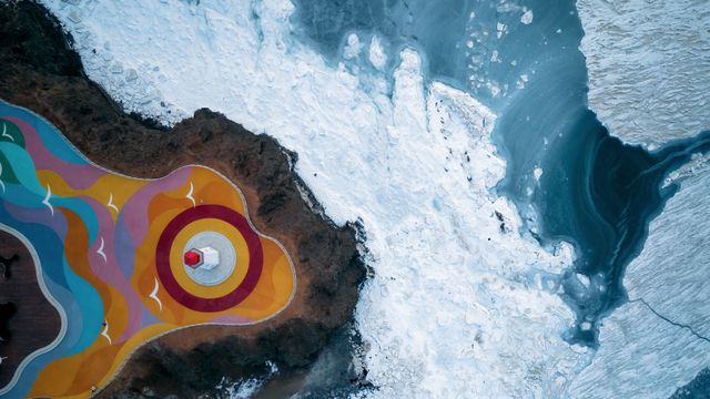 鸟瞰冰封的大海和悬崖上的灯塔,大连泊霞湾公园,辽宁省,中国