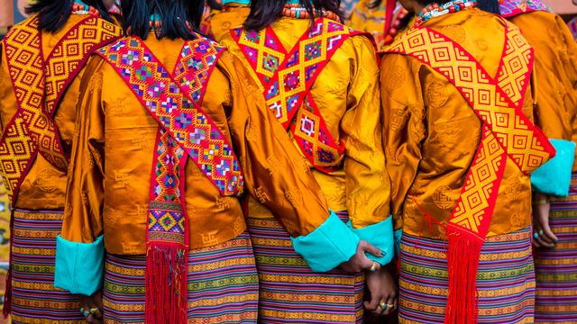 Donne in abito tradizionale al Paro Tshechu Festival in Bhutan