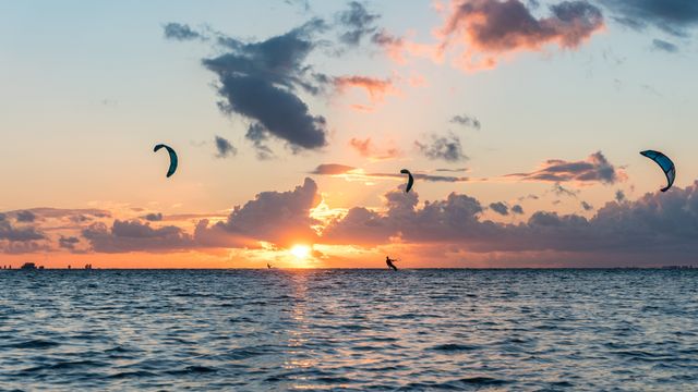 Kitesurfer bei Sonnenuntergang in Deutschland