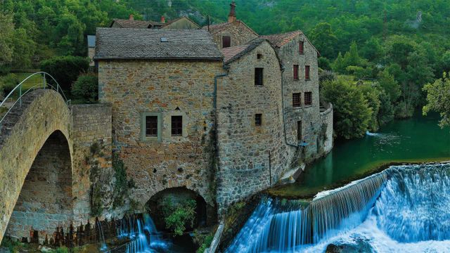 杜尔比河峡谷中的Moulin de Corp和小桥,法国Grands Causses自然公园