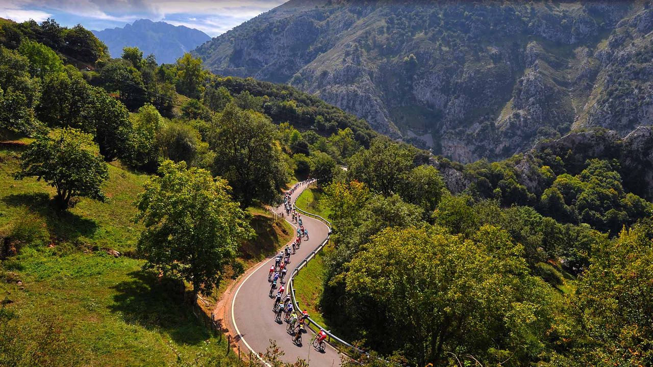 El pelotón de La Vuelta atravesando el valle de Sabero en 2014, León