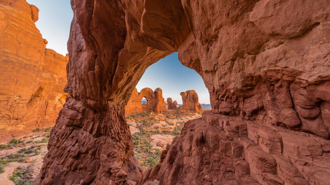 Double Arch visto através do Cove Arch, Parque Nacional dos Arcos, Utah, EUA