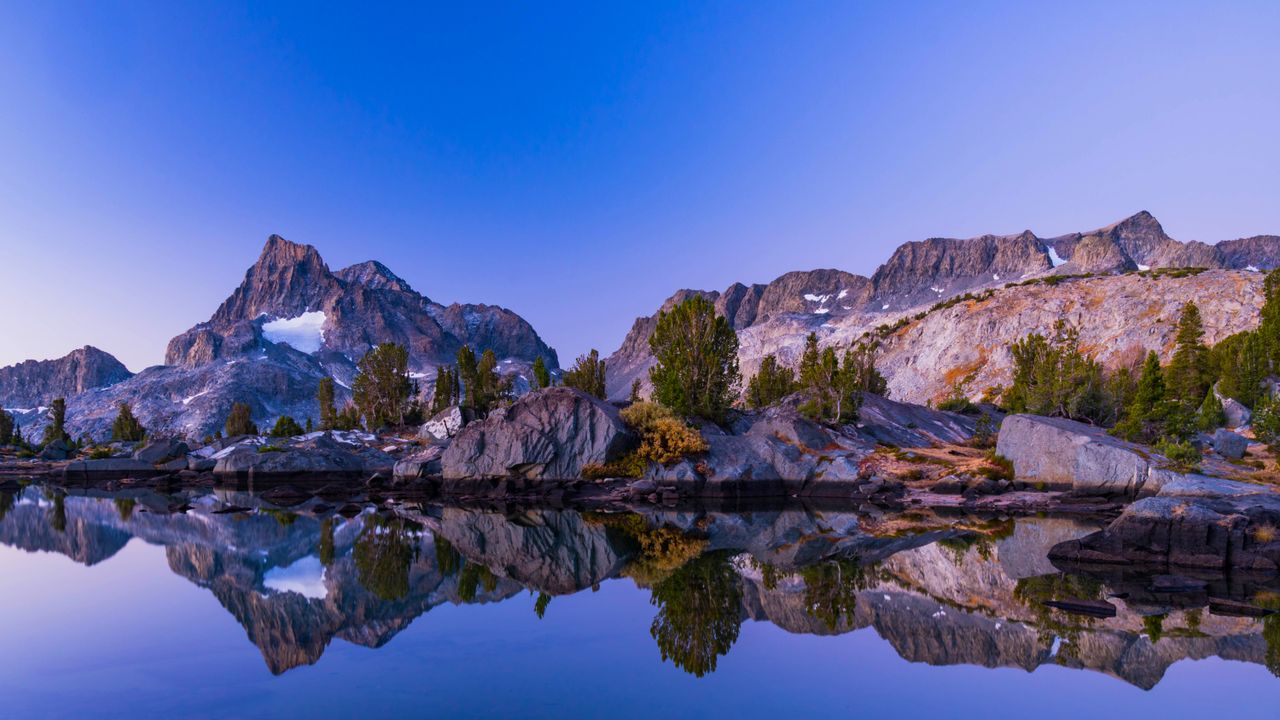 Banner Peak visto da passagem Thousand Islands, em Ansel Adams Wilderness, na Califórnia, nos Estados Unidos
