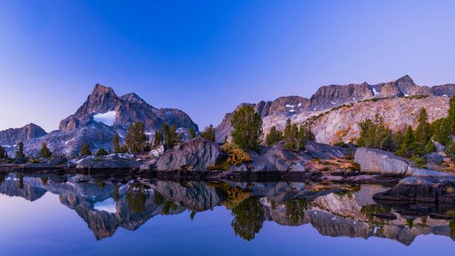 Banner Peak visto da passagem Thousand Islands, em Ansel Adams Wilderness, na Califórnia, nos Estados Unidos